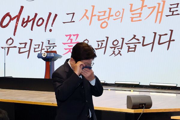이재명&nbsp;대통령이 8일 서울 중구 대한상공회의소에서 열린 어버이날 기념식에서 축사 후 눈물을 닦고 있다. 이 대통령은 축사에 앞서 순직 경찰관, 소방관 부모님들에게 카네이션을 달아드렸다. [사진=연합뉴스]