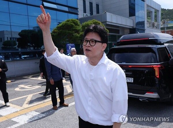 무소속 한동훈 부산 북갑 국회의원 보궐선거 예비후보가 4일 오후 부산 구포동 북구선거관리위원회에 예비후보 등록을 마친 뒤 지지자들에게 인사하고 있다.[사진=연합뉴스]