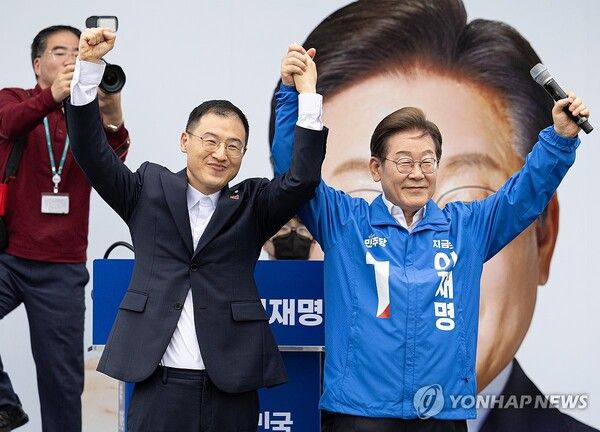 더불어민주당 이재명 대선후보가 16일 전북 익산시 익산역 동부광장에서 열린 유세에서 무소속 김상욱 의원과 손을 들어 인사하고 있다. 2025.5.16 [공동취재]