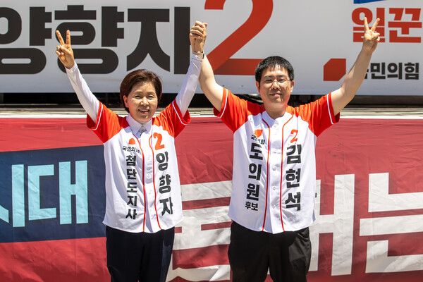 김현석 국민의힘 경기도의원 후보가 양향자 경기도지사 후보와 함께 시민들에게 지지를 호소하고 있다. [사진=김현석 후보 캠프 제공]