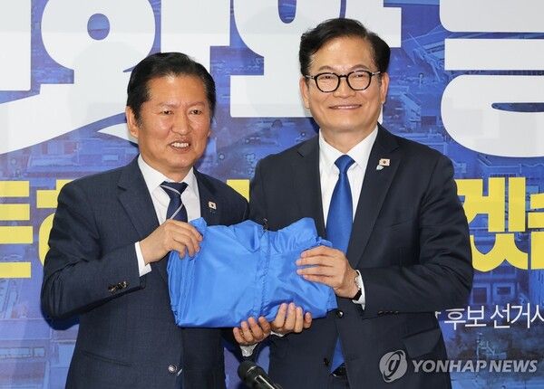 더불어민주당 정청래 대표가 24일 인천 연수구 정지열 인천 연수구청장 후보 선거사무소에서 열린 최고위원회의에서 송영길 연수갑 보궐선거 후보에게 당 점퍼를 전달하고 있다. 2026.4.24 [사진=연합뉴스]
