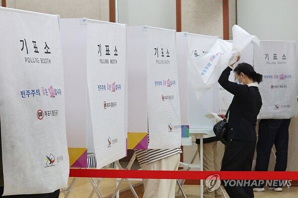 제9회 전국동시지방선거 사전투표 이틀차인 30일 오전 광주 광산구 우산동행정복지센터 3층에 마련된 사전투표소에서 유권자들이 투표하고 있다. 2026.5.30 [사진=연합뉴스]