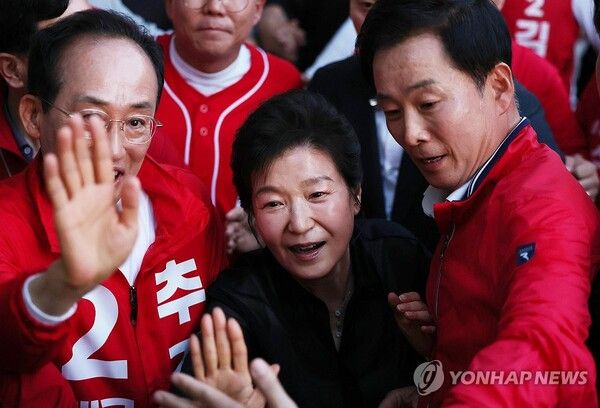 국민의힘 추경호 대구시장 후보의 유세를 지원하고자 31일 오후 대구 수성못을 찾은 박근혜 전 대통령이 시민들과 인사를 하고 있다.[사진=연합뉴스]