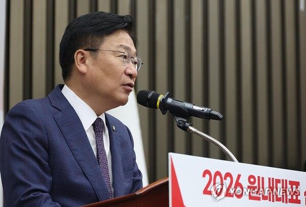 10일 국회에서 열린 국민의힘 원내대표 선출 의원총회에서 신임 원내대표로 당선된 정점식 의원이 인사말을 하고 있다.[사진=연합뉴스]