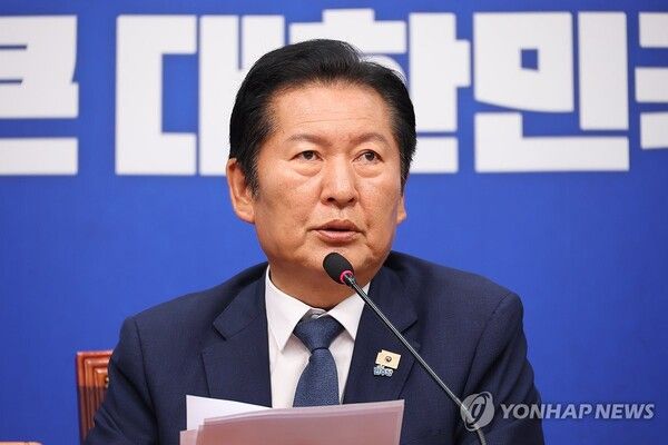 더불어민주당 정청래 대표가 10일 국회에서 열린 최고위원회의에서 발언하고 있다.[사진=연합뉴스]