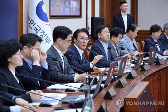 김민석 국무총리가 9일 서울 종로구 정부서울청사에서 열린 국무회의 겸 비상경제점검회의에서 발언하고 있다. [사진=연합뉴스]&nbsp;