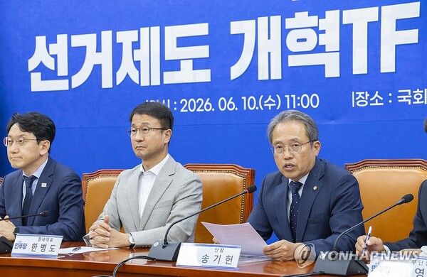 더불어민주당 선거제도 개혁TF 단장인 송기헌 의원이 10일 국회에서 열린 TF 1차 회의에서 발언하고 있다 [사진=연합뉴스]