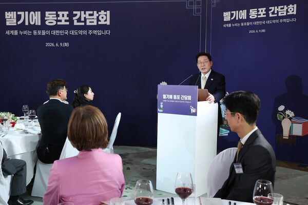 이재명&nbsp;대통령이 9일(현지시간) 벨기에 브뤼셀 한 호텔에서 열린 동포 만찬간담회에서 인사말을 하고 있다. [사진=연합뉴스]