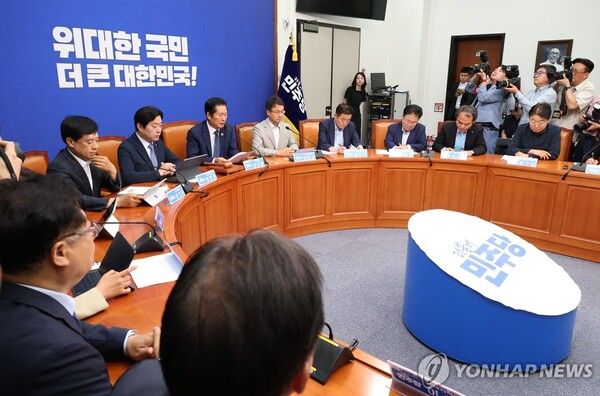 더불어민주당 정청래 대표가 10일 국회에서 열린 최고위원회의에서 발언하고 있다.[사진=연합뉴스]