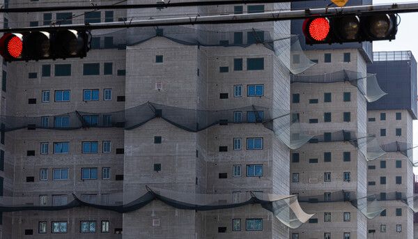 금리 부담과 지정학적 불확실성이 이어지면서 부동산 PF 시장의 선별 기조가 강화되고 있다. [사진=연합뉴스]