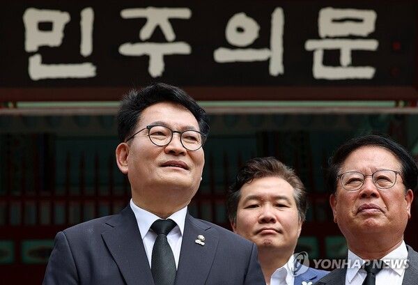 인천 연수갑 국회의원 보궐선거에서 당선된 더불어민주당 송영길 전 대표가 7일 오전 광주 북구 국립5ㆍ18민주묘지에서 참배를 마치고 발언하고 있다.[사진=연합뉴스]