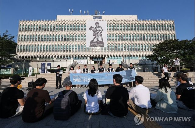 6.10 민주항쟁 39주년인 10일 전국 18개 주요 대학교 총학생회가 6·3 지방선거 투표용지 부족 사태를 규탄하고 대책 마련을 촉구하는 시국선언을 진행했다. 서울 서대문구 연세대학교에서 열린 연세인 공동행동 및 시국선언에서 연세대 총학생회 비상대책위원회 등 참가자들이 피켓팅을 하고 있다. 2026.6.10 [사진=연합뉴스]