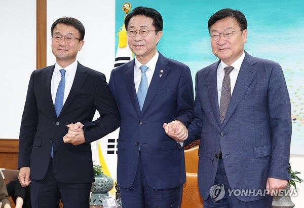 조정식 국회의장이 11일 서울 여의도 국회의장 집무실에서 여야 원내대표와 회동 전 기념 촬영을 하고 있다. 왼쪽부터 더불어민주당 한병도 원내대표, 조 국회의장, 국민의힘 정점식 원내대표.[사진=연합뉴스]