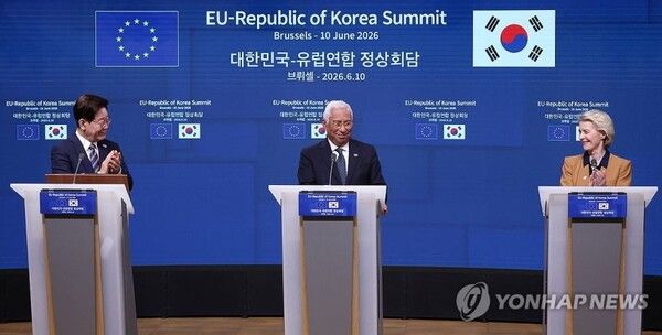 한-EU&nbsp;공동언론발표, 박수치는 이재명 대통령 [사진=연합뉴스]