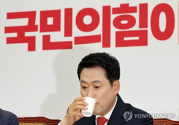 국민의힘 장동혁 대표가 11일 국회에서 열린 최고위원회의에서 물을 마시고 있다.[사진=연합뉴스]