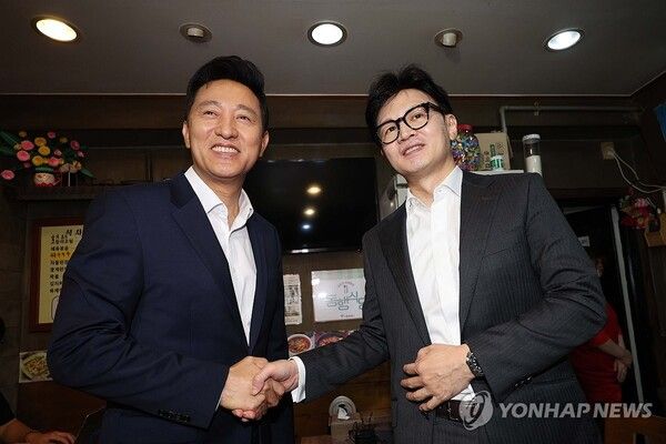 지난 2024년 서울 용산구 동자동 쪽방촌 동행식당에서 만났던 오세훈 서울시장과 한동훈 무소속 의원.[사진=연합뉴스]
