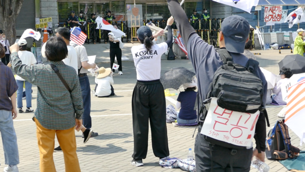 서울 올림픽공원 시위 현장에서 시민들이 송파구 개표소로 활용된 핸드볼경기장을 향해 