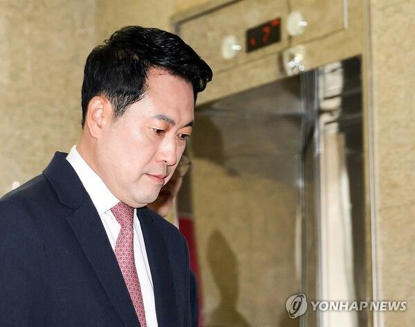 국민의힘 장동혁 대표가 8일 국회에서 열린 최고위원회의에 참석하기 위해 입장하고 있다.[사진=연합뉴스]