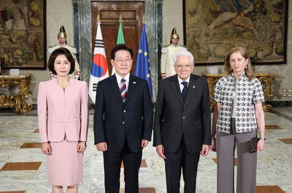 이재명&nbsp;대통령 부부가 11일(현지시간) 이탈리아 로마 대통령궁에서 열린 국빈방문 환영식을 마친 뒤 세르지오 마타렐라 대통령과 라우라 마타렐라 여사와 기념 촬영을 하고 있다. [사진=연합뉴스]