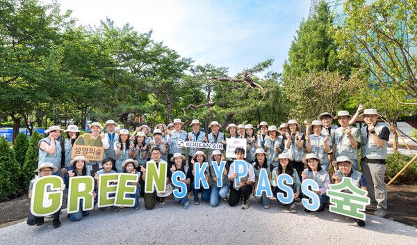 대한항공은 지난 11일 오후 서울 영등포구 문래근린공원에서 '그린 스카이패스(GREEN SKYPASS) 프로젝트' 식림 행사를 실시했다. 행사에 참여한 대한항공·아시아나항공 임직원들이 기념촬영을 하는 모습이다 [사진=대한항공]