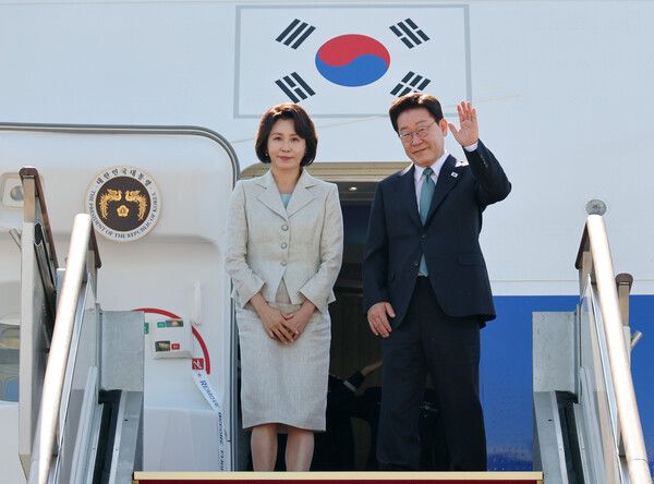 주요7개국(G7) 정상회의 참석과 유럽 순방을 위해&nbsp;출국하는 이재명 대통령과 김혜경 여사가 9일 성남 서울공항 공군 1호기에서 환송객에게 인사하고 있다. [사진=연합뉴스]