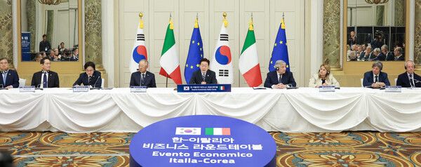 이재명&nbsp;대통령이 12일(현지시간) 이탈리아 로마의 한 호텔에서 열린 비즈니스 라운드테이블에서 발언하고 있다. [사진=연합뉴스]