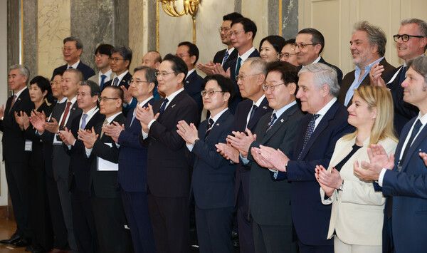이재명&nbsp;대통령이 12일(현지시간) 이탈리아 로마의 한 호텔에서 열린 비즈니스 라운드테이블에서 참석자들과 기념촬영을 하고 있다. [사진=연합뉴스]