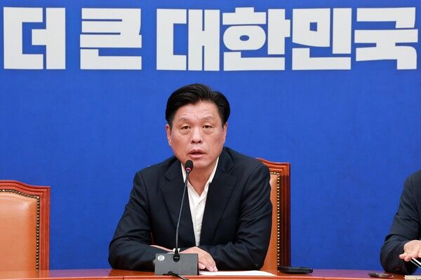더불어민주당&nbsp;조승래&nbsp;사무총장이 14일 국회에서 전당대회 준비 상황 등 현안과 관련해 기자 간담회를 하고 있다. [사진=연합뉴스]