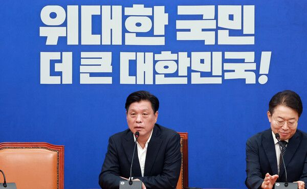 더불어민주당&nbsp;조승래&nbsp;사무총장이 14일 국회에서 전당대회 준비 상황 등 현안과 관련해 기자 간담회를 하고 있다. [사진=연합뉴스]