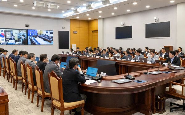 14일 청와대에서 이탈리아를 국빈방문 중인&nbsp;이재명&nbsp;대통령이 화상회의로 주재하는 수석보좌관회의가 진행되고 있다. [사진=연합뉴스]