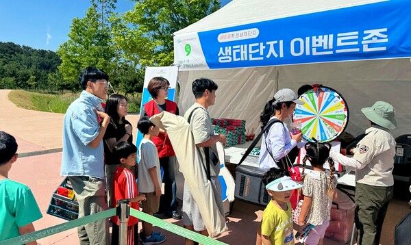 하림은 최근 전북 새만금환경생태단지에서 열린 생태문화 축제 '그린 피크닉'에 참여해 방문객들에게 단백질바를 지원했다. [사진=하림 제공]
