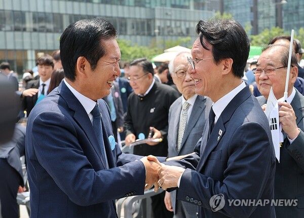 김민석 국무총리와 더불어민주당 정청래 대표가 10일 오전 서울 종로구 광화문광장에서 열린 제100주년 6ㆍ10 만세운동 기념식이 끝난 뒤 대화하고 있다.[사진=연합뉴스]
