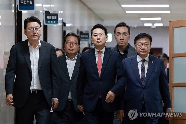 국민의힘 장동혁 대표, 정점식 원내대표 등 지도부가 15일 국회에서 열린 긴급 최고위원회의에 참석하고 있다.[사진=연합뉴스]