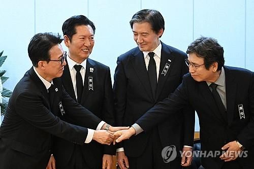 이해찬 전 국무총리의 빈소에서 김민석 총리와 유시민 전 의원이 악수하고 있다 [사진=연합뉴스]