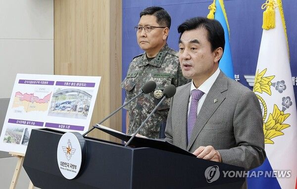 안규백 국방부 장관이 17일 서울 용산구 국방부 브리핑룸에서 군사시설 규제개선 정책을 발표하고 있다 [사진=연합뉴스]