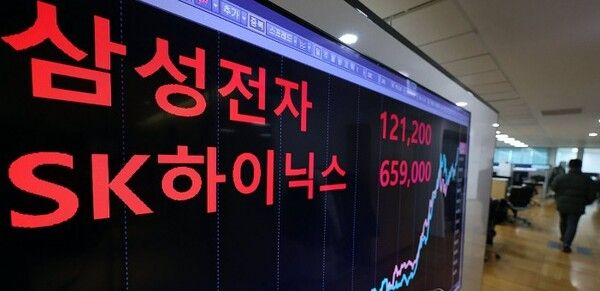 국내 반도체 기업 삼성전자와 SK하이닉스가 글로벌 인재 확보 경쟁에 대응하기 위해 인사·보상 체계를 잇달아 손질하고 있다. [사진=연합뉴스]