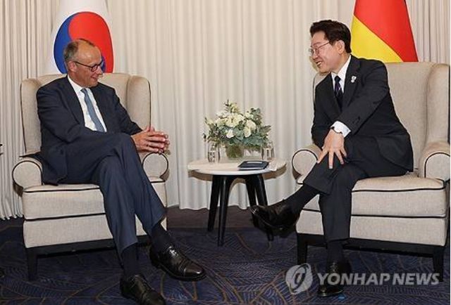 이재명 대통령과 프리드리히 메르츠 독일 총리가 16일(현지시간) 프랑스 에비앙레뱅 주요 7개국(G7) 정상회의장에서 양자 회담을 하고 있다. 2026.6.17 [사진=연합뉴스]