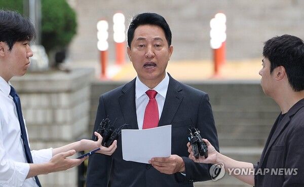 오세훈 서울시장이 17일 서울 서초구 서울중앙지방법원에서 열린 '명태균 여론조사 의혹' 사건 1심 결심공판에 출석하며 입장을 밝히고 있다 [사진=연합뉴스]