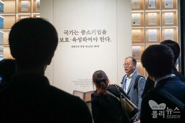 염종순 메이지대학 공공정책대학원 겸임교수가 일본 견학단에게 중소기업은행법과 기업은행 설립 배경에 대해 설명하고 있다. [사진=권은주 기자]