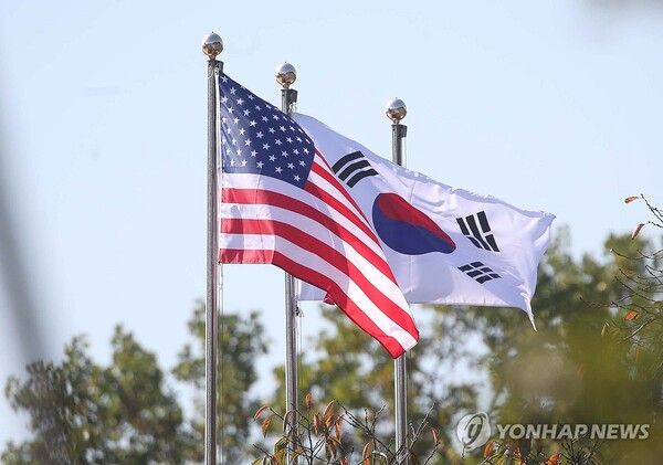지난해 10월 한미정상회담이 열린 국립경주박물관에 태극기와 성조기가 나란히 게양돼 있다. 미국발 AI 수출통제를 계기로 '소버린 AI' 자립이 대한민국의 과제로 떠올랐다. [사진=연합뉴스]
