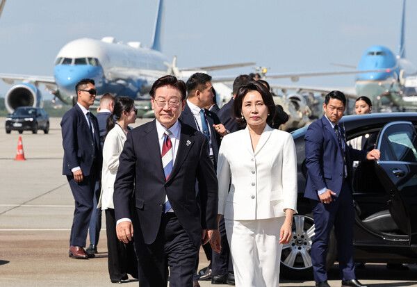 G7 정상회의와 유럽 순방을 마친&nbsp;이재명&nbsp;대통령과 김혜경 여사가 17일(현지시간) 스위스 제네바 공항에서 공군 1호기로 이동하고 있다.&nbsp;이재명&nbsp;대통령 부부 뒤로는 도널드 트럼프 미국 대통령이 타고 온 에어포스원이 세워져 있다. [사진=연합뉴스]