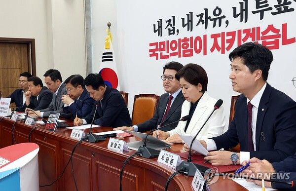 국민의힘 우재준 청년 최고위원(오른쪽)이 18일 국회에서 열린 최고위원회의에서 발언하고 있다.[사진=연합뉴스]