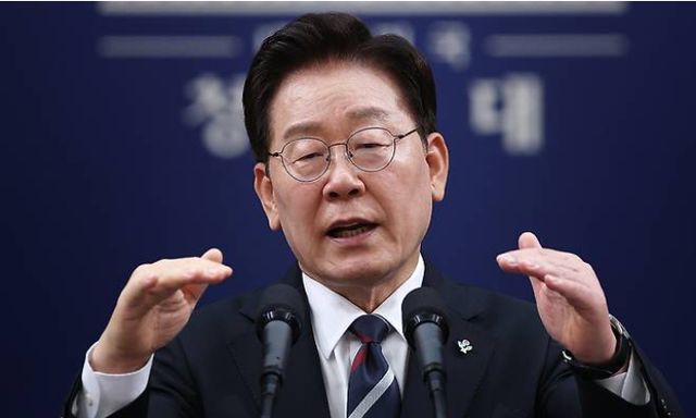 이재명 대통령이 19일 청와대 춘추관에서 열린 G7 참석·유럽 순방 결과 브리핑에서 취재진 질문에 답하고 있다. [사진=연합뉴스]