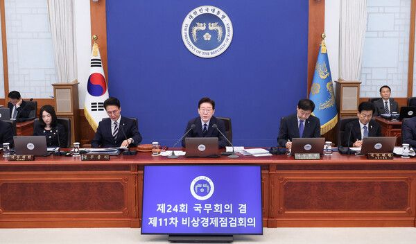 이재명&nbsp;대통령이 2일 청와대에서 국무회의 겸 비상경제점검회의를 주재하고 있다. [사진=연합뉴스]