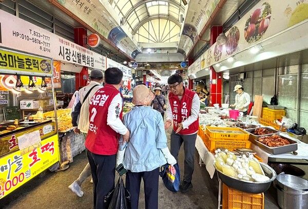 집중 유세를 마친 최유철 후보와 도·군의원 후보들이 전통시장 장보기 일정을 이어가며 상인과 주민들을 만나고 있다. / 사진=최유철 의성군수 후보 캠프