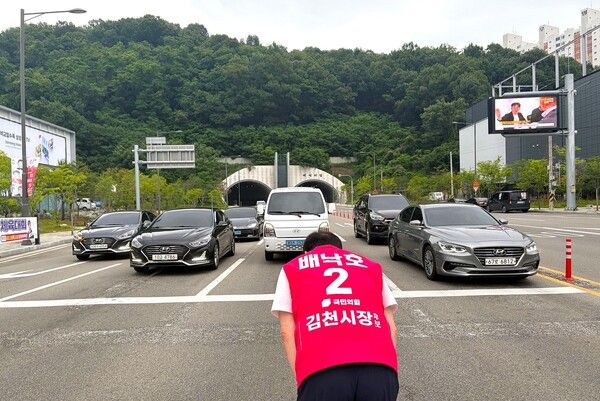 시민을 향해 인사를 하고 있는&nbsp;국민의힘 배낙호 김천시장 후보 / 사진=배낙호 김천시장 후보 캠프