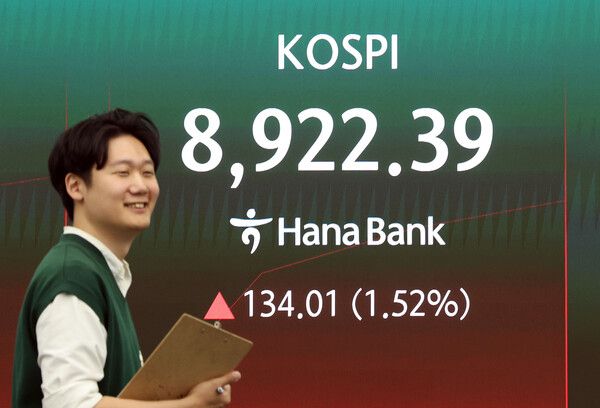 2일 서울 중구 하나은행 딜링룸 현황판에&nbsp;코스피가 표시되고 있다. 이날&nbsp;코스피는 전장보다 94.81포인트(1.08%) 오른 8,883.19로, 코스닥지수는 5.14포인트(0.49%) 내린 1,044.89로 출발했다. [사진=연합뉴스]