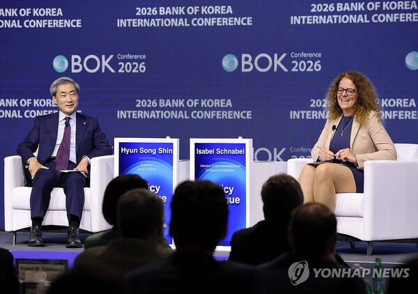&nbsp;1일 서울 중구 한국은행 별관에서 열린 '2026 BOK 국제 콘퍼런스'에서&nbsp;신현송&nbsp;한국은행 총재와 이자벨 슈나벨 유럽중앙은행(ECB) 집행이사가 정책 대담을 하고 있다. [사진=연합뉴스]