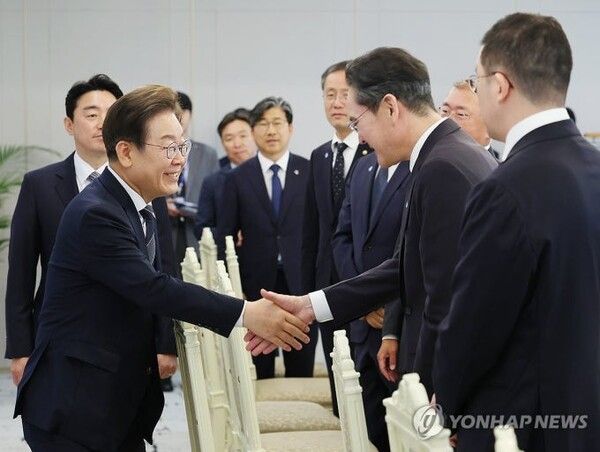 이재명 대통령이 지난해 6월 13일 서울 용산 대통령실에서 열린 6경제단체·기업인 간담회에서 이재용 삼성전자 회장과 악수하고 있다. [사진=연합뉴스]