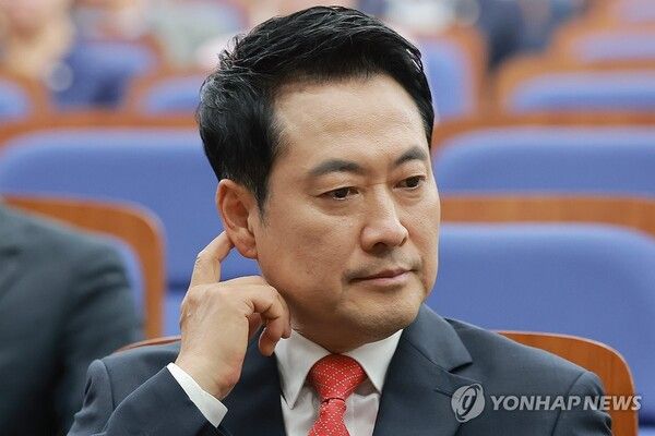 국민의힘 장동혁 대표가 17일 국회에서 열린 의원총회에 참석해 정점식 원내대표 발언을 듣고 있다.[사진=연합뉴스]